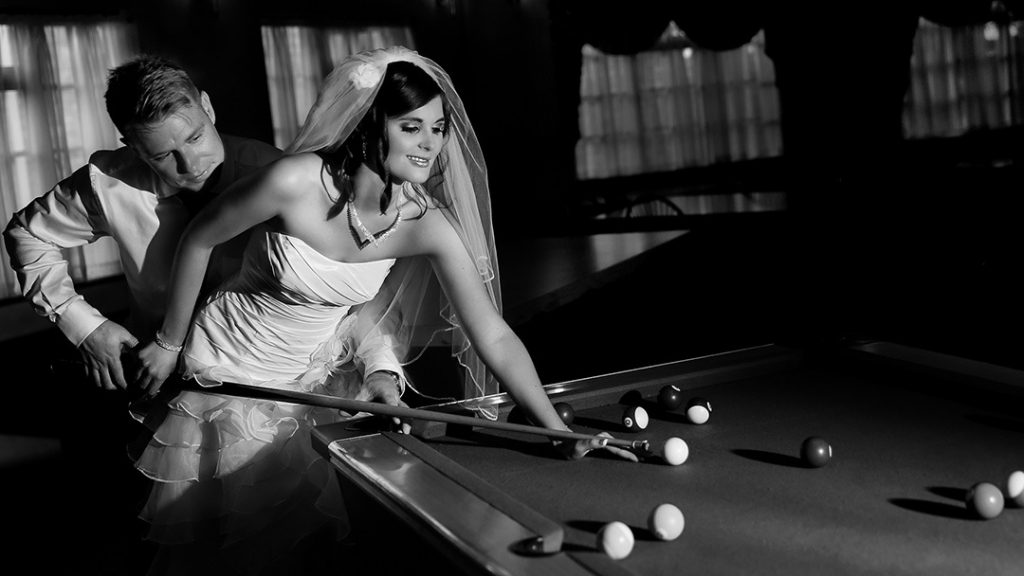 Bride_groom_playing_pool_nicolasfotografi_002